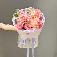 Сборный букет с маттиолой, розой и гортензией