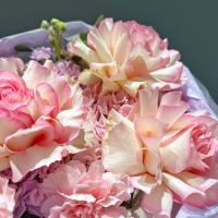 Сборный букет с маттиолой, розой и гортензией