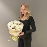 Букет из кустовых хризантем и хамелациума