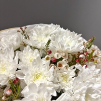 Букет из кустовых хризантем и хамелациума