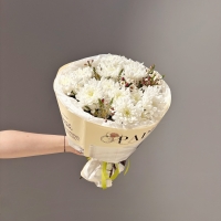 Букет из кустовых хризантем и хамелациума