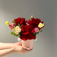 Композиция с розами и эустомой