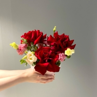 Композиция с розами и эустомой