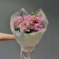 Букет с пионами и эустомой 