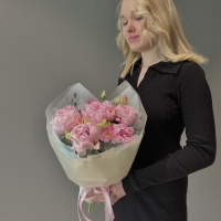 Букет с пионами и эустомой 