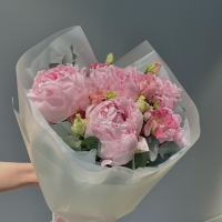 Букет с пионами и эустомой 