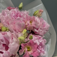 Букет с пионами и эустомой 