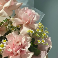 Дуо букет из роз и ромашек