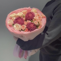 Дуо букет с хризантемой "Бигуди" и кустовой розой