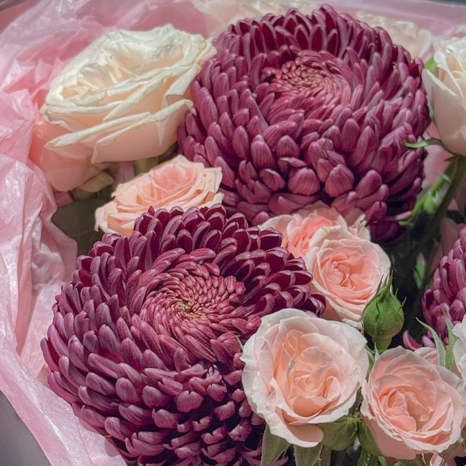 Дуо букет с хризантемой "Бигуди" и кустовой розой