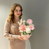 Композиция с герберой и маттиолой