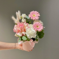 Композиция с герберой и маттиолой