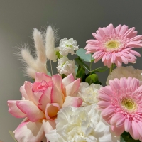 Композиция с герберой и маттиолой