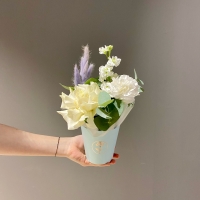 Композиция с розой и маттиолой