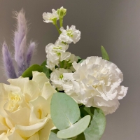 Композиция с розой и маттиолой