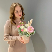 Композиция с герберой и кустовой гвоздикой