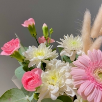 Композиция с герберой и кустовой гвоздикой