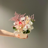 Композиция с розой и солидаго