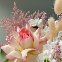 Композиция с розой и солидаго