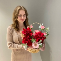 Корзина с розами, гвоздиками и герберой