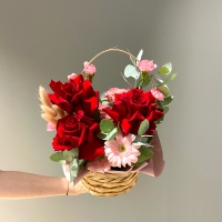 Корзина с розами, гвоздиками и герберой
