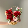 Корзина с розами, гвоздиками и герберой
