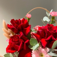 Корзина с розами, гвоздиками и герберой