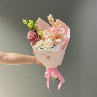 Букет с розой и эустомой