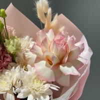 Букет с розой и эустомой