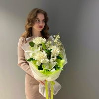 Сборный букет с лилией и хамелациумом