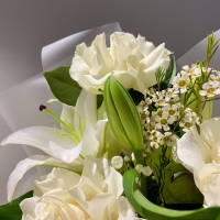 Сборный букет с лилией и хамелациумом