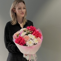 Сборный букет с розой, хризантемой и гиперикумом