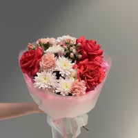 Сборный букет с розой, хризантемой и гиперикумом