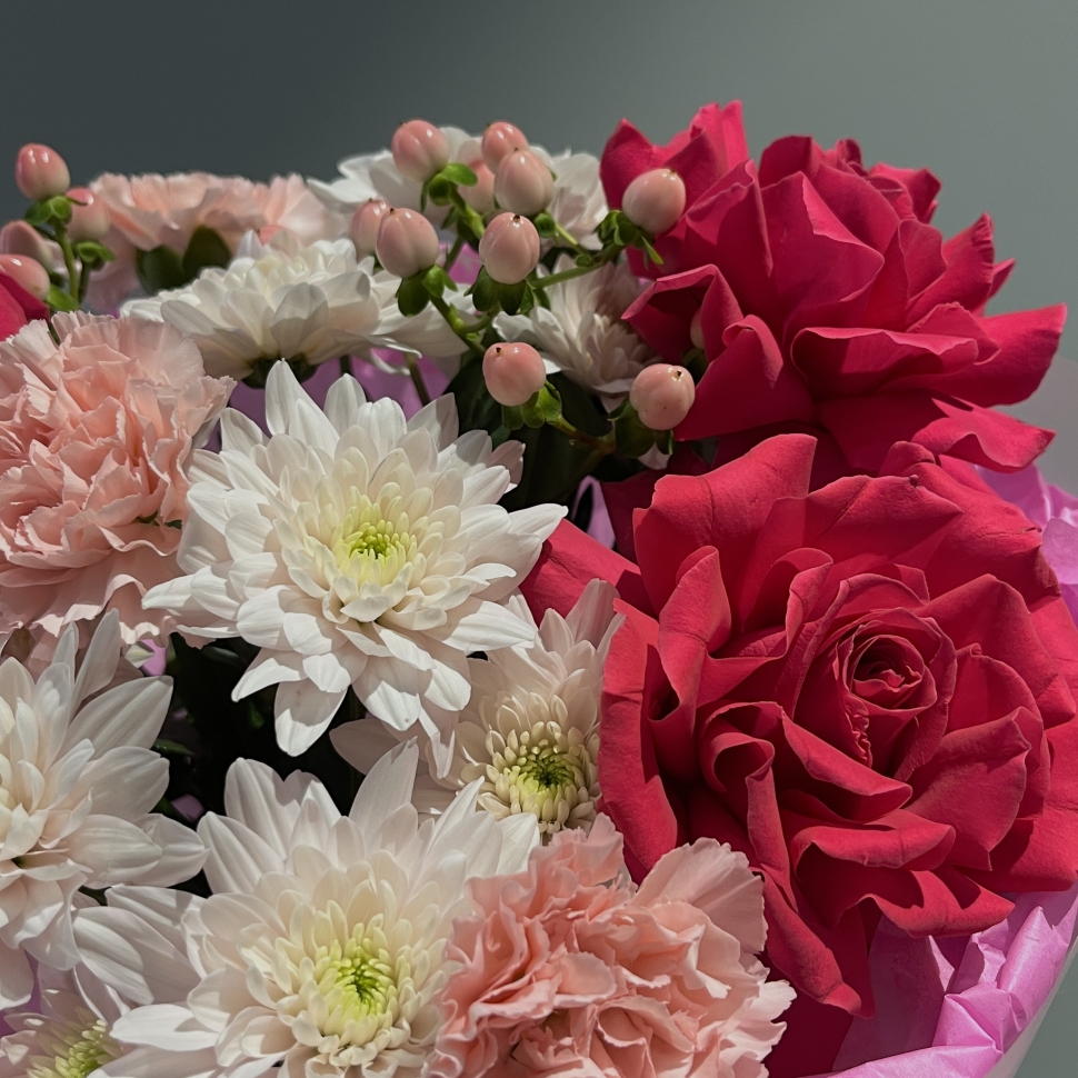 Сборный букет с розой, хризантемой и гиперикумом