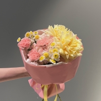 Сборный букет с гортензией, розой и диантусами