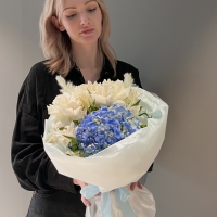 Сборный букет с гортензией, розой и альстромерией