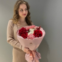 Сборный букет с розой и гвоздикой