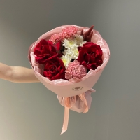 Сборный букет с розой и гвоздикой