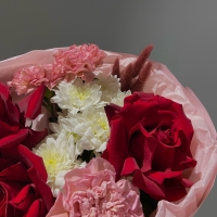 Сборный букет с розой и гвоздикой