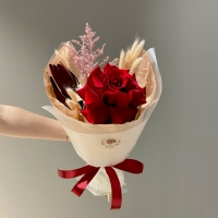 Букет с розой и леукадендроном