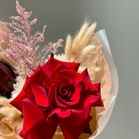 Букет с розой и леукадендроном