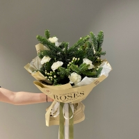 Сборный букет с нобилисом, диантусом и гиперикумом