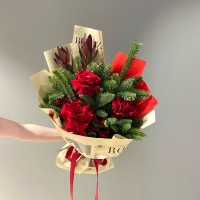 Сборный букет с нобилисом, розами и леукадендроном