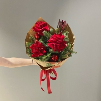 Букет с розой, нобилисом и леукадендроном