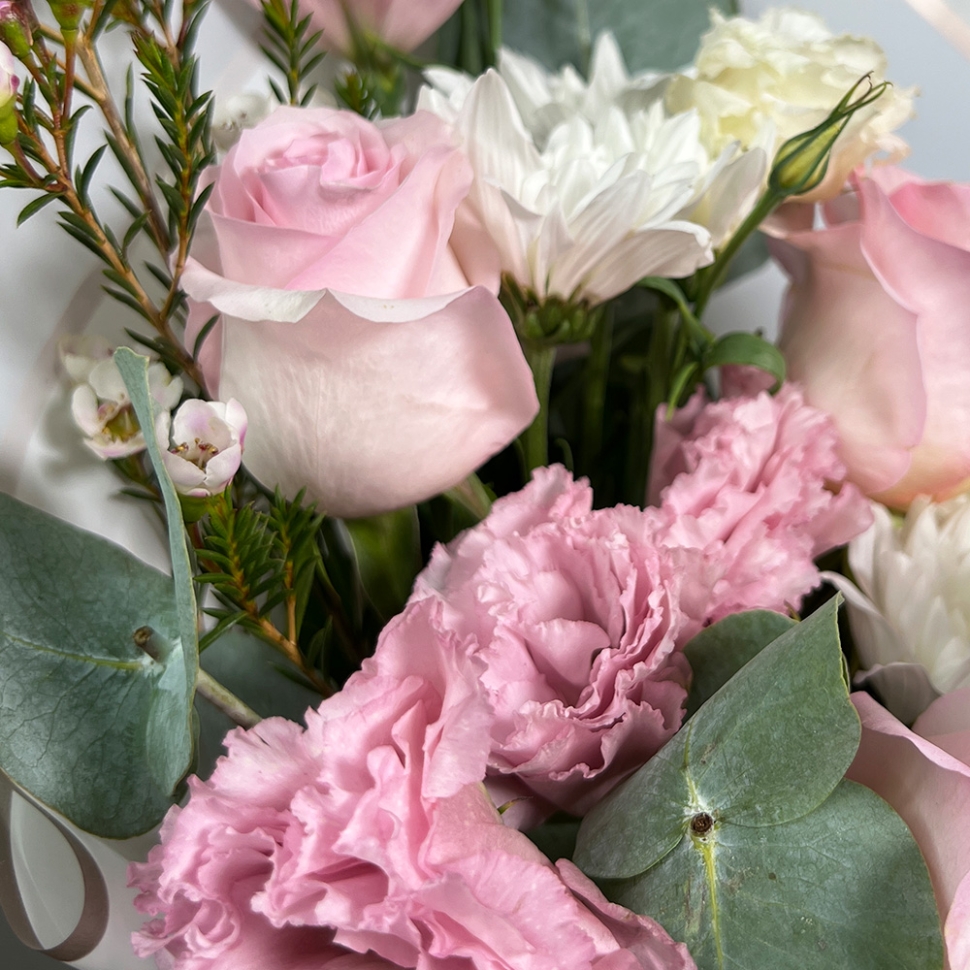 Букет с эустомой, хризантемой и розой