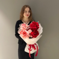 Букет с розой и диантусами