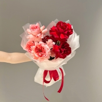 Букет с розой и диантусами