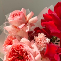 Букет с розой и диантусами