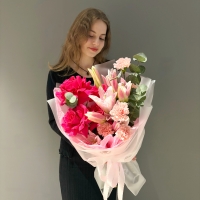 Сборный букет с лилией, розами и диантусами