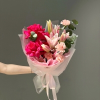 Сборный букет с лилией, розами и диантусами